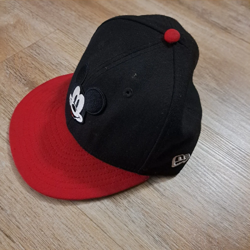 Disney Mickey Mouse Snapback Cap New Era 9FIFTY Black White Red Hat Size Youth